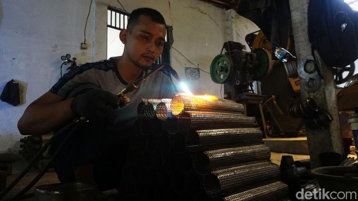 Pesatnya industri knalpot di Kabupaten Purbalingga, Jawa Tengah, membuat kota itu dijuluki sebagai kota knalpot. Yuk lihat pembuatannya.