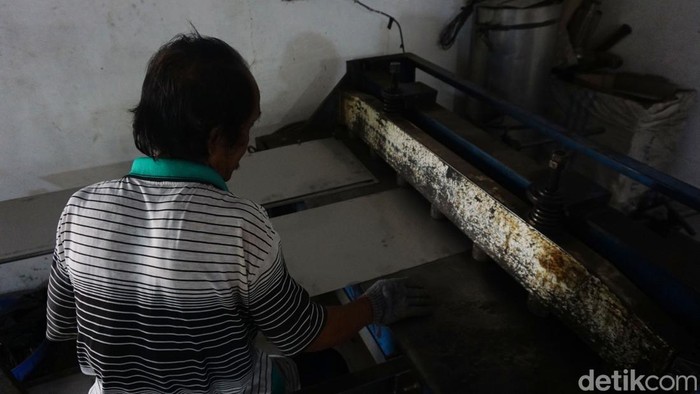 Pesatnya industri knalpot di Kabupaten Purbalingga, Jawa Tengah, membuat kota itu dijuluki sebagai kota knalpot. Yuk lihat pembuatannya.