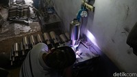 Dengan mempekerjakan 26 orang karyawan, dalam sehari Alpino bisa memproduksi lebih dari 100 klnalpot.   