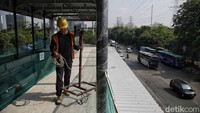 Adapun sebelumnya, Halte TransJakarta (TJ) ini bernama Halte Cawang UKI, hingga akhirnya namanya dinetralkan menjadi Halte Cawang Central.  