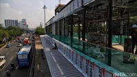 Saat ini, progres halte yang berlokasi tepat di depan Universitas Kristen Indonesia (UKI) itu telah mencapai 65-70% dan ditargetkan pada akhir tahun 2023 sudah bisa beroperasi. Hal ini disampaikan oleh Direktur Utama PT Transjakarta Welfizon Yuza dalam site visit Halte Cawang Central, Jakarta Timur, Jumat (17/11/2023).