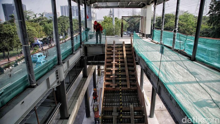 Melihat Progres Revitalisasi Halte Cawang Central PT Transportasi Jakarta (TransJakarta) terus mengebut pengerjaan revitalisasi Halte Cawang Central. Saat ini, progres halte yang berlokasi tepat di depan Universitas Kristen Indonesia (UKI) itu telah mencapai 65-70% dan ditargetkan pada akhir tahun 2023 sudah bisa beroperasi.