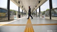 Setelah revitalisasi ini selesai, Halte Cawang Central ini akan memiliki 6 pintu pemberhentian bus, dari semula hanya 4 pintu.  