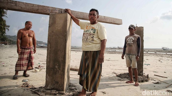 Sejumlah warga menikmati suasana Pantai Samboang di Desa Eka Tiro, Bulukumba, Sulawesi Selatan, Selatan (31/10/2023). Pantai Samboang merupakan salah satu tempat wisata yang menjadi tujuan wisatawan lokal maupun internasional di Sulawesi Selatan.