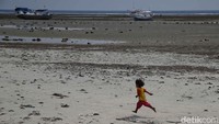 Pasir putih pantai ini memang eksotis dan menjadi daya pikat tersendiri. Apalagi, sejauh mata memandang hanya ada pasir putih halus yang terlihat.  