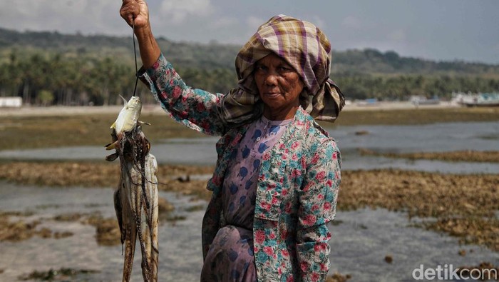 Sejumlah warga menikmati suasana Pantai Samboang di Desa Eka Tiro, Bulukumba, Sulawesi Selatan, Selatan (31/10/2023). Pantai Samboang merupakan salah satu tempat wisata yang menjadi tujuan wisatawan lokal maupun internasional di Sulawesi Selatan.