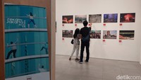 Pameran kali ini menyajikan rekam visual Kota Jakarta dengan segala peristiwa dan perubahan dalam rentang waktu tahun 1998 hingga 2023.  