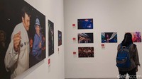 Pameran yang diselenggarakan di Galeri Emiria Soenassa ini menghadirkan karya dari 68 pameris yang terdiri dari 141 foto tunggal serta 15 foto cerita yang telah melalui proses kurasi secara teliti sebelum dipamerkan.  