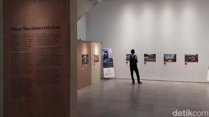 Menilik Pameran Masa ke Masa Rekam Jakarta 2023 Sejumlah pengunjung menikmati pameran Masa Ke Masa Rekam Jakarta 2023 di Galeri Emiria Soenasa, Taman Ismail Marzuki, Jakarta Pusat, Jumat (17/11/2023).