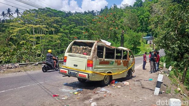 Polisi memeriksa minibus maut yang menewaskan enam orang di Rendang, Karangasem.