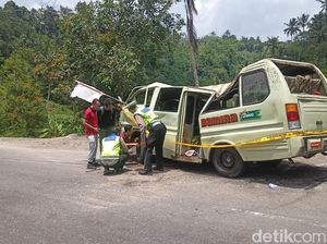 Minibus Rem Blong Tabrak Pikap di Karangasem, 6 Orang Tewas