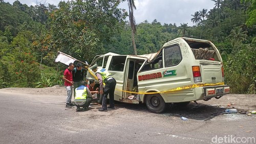 Polisi memeriksa minibus maut yang menewaskan enam orang di Rendang, Karangasem.