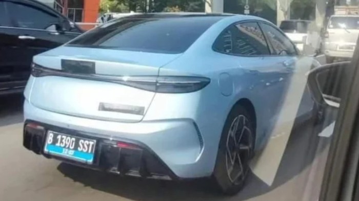 Mobil listrik BYD keliaran di Jakarta.