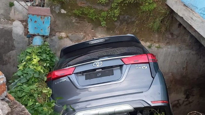 Mobil tercebur ke selokan di simpang tiga Jalan dr Rajiman Kecamatan Laweyan, Kota Solo, Jumat (17/11/2023).