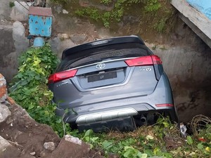 Sopir Tetiba Banting Setir, Mobil Nyemplung Selokan di Laweyan Solo