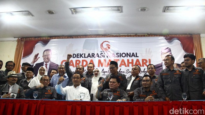 Momen Anies Diserbu Emak-emak di Deklarasi Garda Matahari Relawan Garda Matahari memberikan dukungan ke Anies Baswedan-Muhaimin Iskandar. Deklarasi disampaikan di Gedoeng Joeang 45 Jakarta.