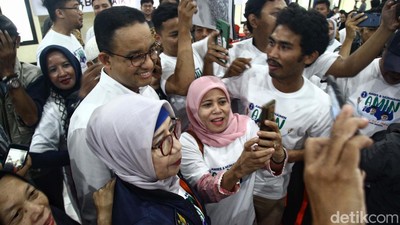 Momen Anies Diserbu Emak-emak di Deklarasi Garda Matahari