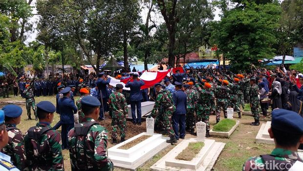 Momen haru di pemakaman awak Super Tucano yang gugur