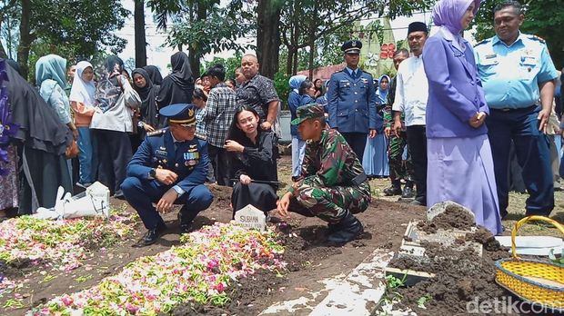 Momen haru di pemakaman awak Super Tucano yang gugur