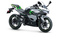 Soal tenaga, Kawasaki Ninja e-1 dan Z e-1 memiliki tenaga maksimal 12 PS pada rentang 2.600-4.000 rpm dan torsi maksimum 40,5 Nm pada 0-1.600 rpm. Motor ini juga diklaim dapat menempuh kecepatan maksimal 88,5 km per jam di mode Road, 64 km/jam di mode Eco. Foto: PT.Kawasaki Motor Indonesia