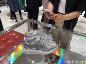 Onitsuka Tiger Rilis Sneakers Edisi Liburan 2023, Tali Dihiasi Swarovski