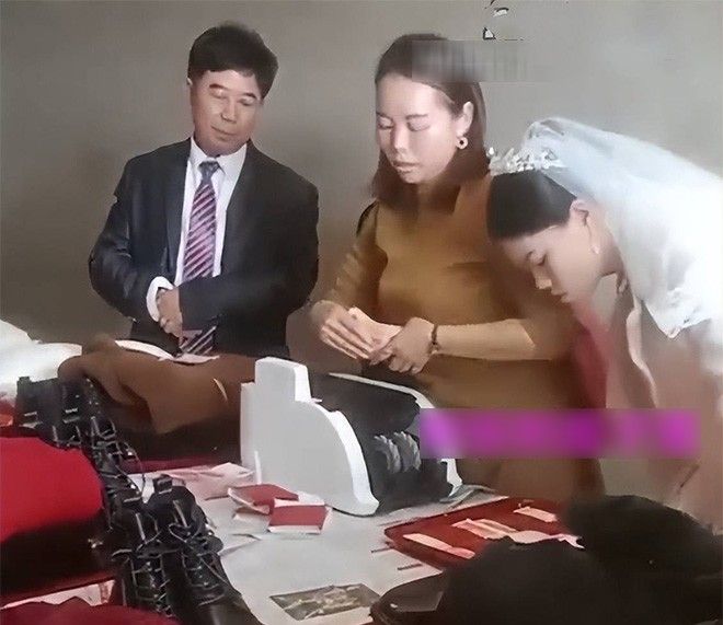 Orangtua pengantin wanita hitung uang mahar pakai mesin