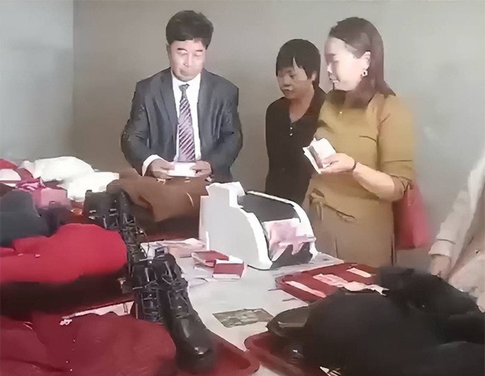 Orangtua pengantin wanita hitung uang mahar pakai mesin