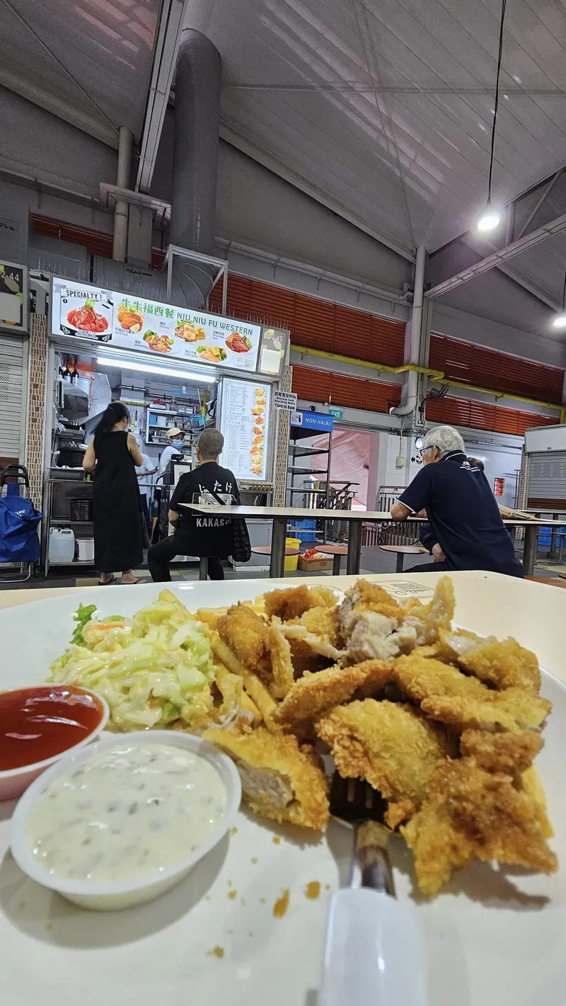 Alami Cedera, Pelanggan Ini Terharu Dapat Bantuan dari Pemilik Kedai
