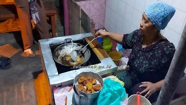 Di daerah lain, hidangan ini biasa disebut dadar jagung, bakwan jagung atau gimbal jagung. Akan tetapi masyarakat Tuban menyebutnya dengan nama pelas palang.