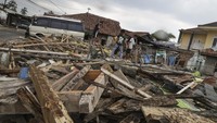 Anak-anak bermain di sekitar bangunan yang terdampak pembebasan llahan untuk pembangunan Tol Bocimi seksi III di Selajambe, Cisaat, Kabupaten Sukabumi, Jawa Barat, Jumat (17/11/2023).