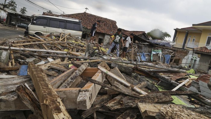 Pembebasan lahan pembangunan Tol Bocimi seksi III Pengendara motor melintas di depan bangunan yang terkena pembebasan lahan pembangunan Tol Bocimi seksi III di Selajambe, Cisaat, Kabupaten Sukabumi, Jawa Barat, Jumat (17/11/2023). Kementerian Pekerjaan Umum dan Perumahan Rakyat (PUPR) mencatat progres pembebasan lahan untuk pembangunan Tol Bocimi seksi 3 Cibadak-Sukabumi telah mencapai 86 persen dan pembangunannya ditargetkan selesai pada akhir 2024. ANTARA FOTO/Henry Purba/agr/nym.