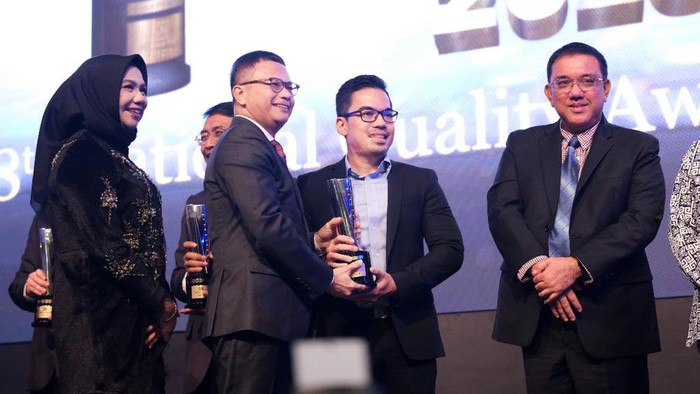 Pembenahan Signifikan Bikin Peruri Raih Peringkat Gold SNI Award 2023 Peruri meraih peringkat gold dalam penghargaan Standar Nasional Indonesia (SNI) Award, Kamis (16/11/2023). Pada tahun sebelumnya Peruri hanya mendapatkan peringkat Bronze. Penghargaan ini diterima oleh Adi Sunardi, Head of Corporate Secretary Peruri di Jakarta Convention Center (JCC) Senayan.