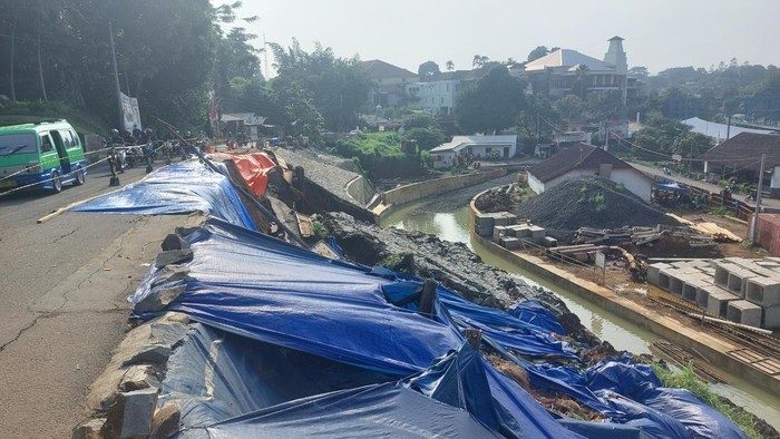 Penampakan longsor di Jalan Batutulis, Bogor, Jawa Barat.
