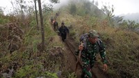 Sejumlah petugas TNI melakukan proses evakusi di dekat lokasi Pesawat Super RTucano yang terjatuh di Desa Keduwung, Puspo, Pasuruan.
