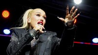 Gwen Stefani tampil energik di atas panggung.  