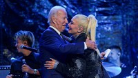 Presiden AS Joe Biden pun naik ke atas panggung mengapresiasi dan memeluk Gwen Stefani.