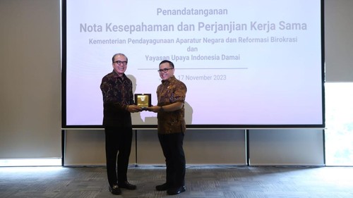 Penandatanganan Nota Kesepahaman dan Perjanjian Kerja Sama Kementerian PAN-RB dengan UID Bali. (Dok. Humas KemenPANRB)