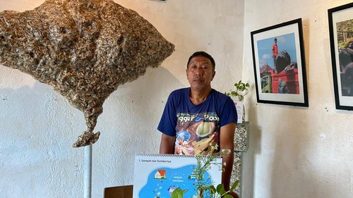 Pendiri Komunitas Malu Dong Buang Sampah Sembarangan di rumahnya, Denpasar, Bali, Rabu (1/11/2023).