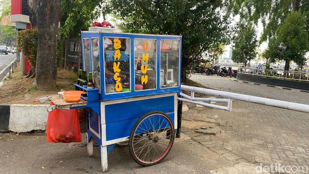 Penjual bakso gerobak di Pantai Losari
