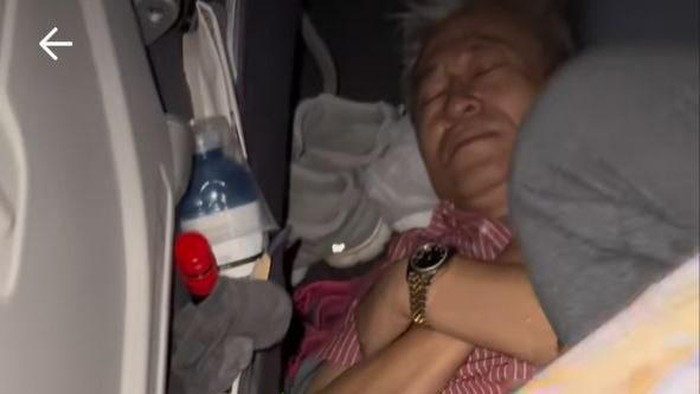 Penumpang dengan santainya tidur di lantai pesawat