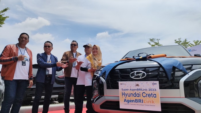 Penyerahan hadiah mobil untuk Saepul Rohman.