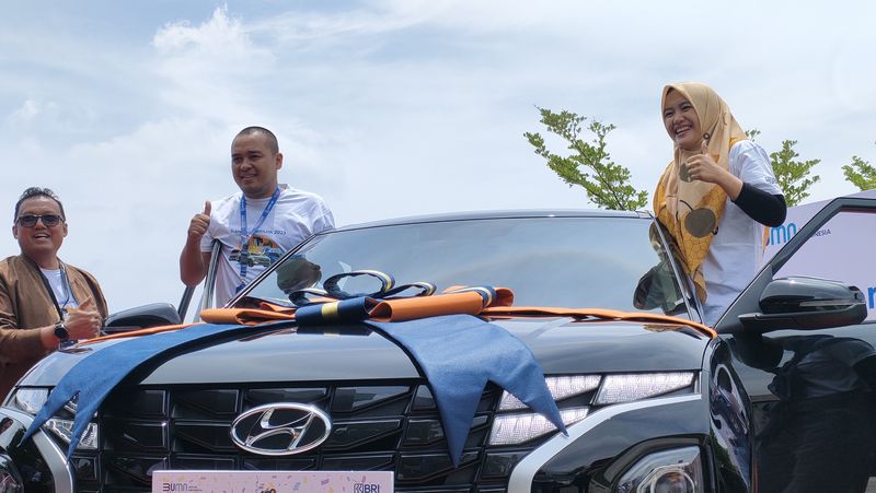 Penyerahan hadiah mobil untuk Saepul Rohman.