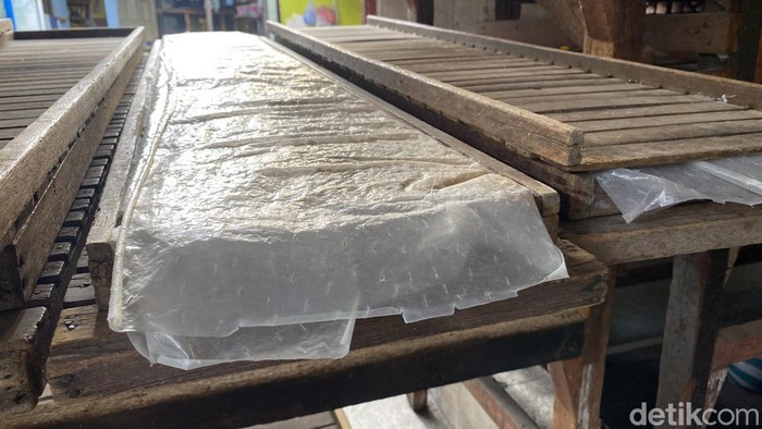 Perajin tempe di Surabaya keluhkan naiknya harga kedelai