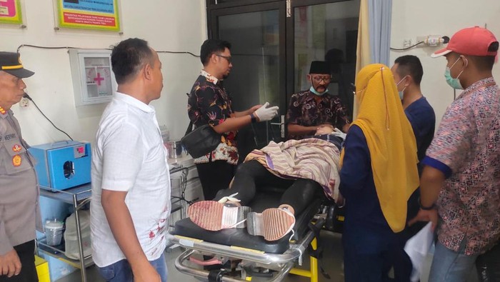 Perempuan di Sampang yang ditemukan bersimbah darah saat dibawa ke rumah sakit.
