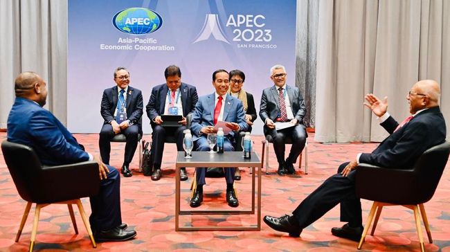 Pertemuan trilateral antara Presiden Jokowi (tengah), PM Papua Nugini James Marape (kiri), dan PM Fiji Sitiveni Rabuka (kanan) di Moscone North, San Francisco, Amerika Serikat, pada Kamis, 16 November 2023.