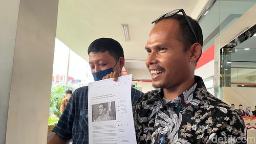 Perwakilan Pengacara Pembela Pilar Konstitusi (P3K) Maydika Ramadani melaporkan Cawapres Mahfud Md ke Bawaslu RI terkait ajakan memilih saat pengundian nomor urut. (Anggi Muliawati/detikcom).