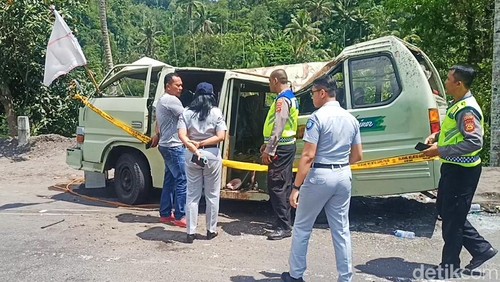 Petugas Jasa Raharja Bali bersama Satlantas Polres Karangasem saat melakukan pengecekan terhadap minibus yang mengalami kecelakaan di perbatasan Bangli-Karangasem Jumat (17/11/2023). (I Wayan Selamat Juniasa)
