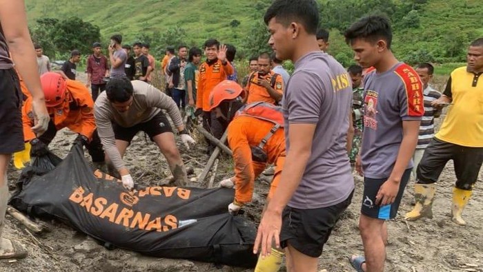 Petugas saat mengevakuasi jasad Rosma. (Foto: dok Basarnas Medan).