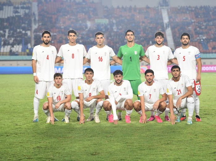 Pesepak bola Timnas Iran berfoto sebelum pertandingan Grup C Piala Dunia U-17 2023 melawan Kaledonia Baru di Stadion Si Jalak Harupat, Kabupaten Bandung, Jawa Barat, Jumat (17/11/2023). ANTARA FOTO/M Agung Rajasa/nym.