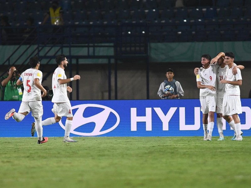 Pesepak bola Timnas Iran berfoto sebelum pertandingan Grup C Piala Dunia U-17 2023 melawan Kaledonia Baru di Stadion Si Jalak Harupat, Kabupaten Bandung, Jawa Barat, Jumat (17/11/2023). ANTARA FOTO/M Agung Rajasa/nym.